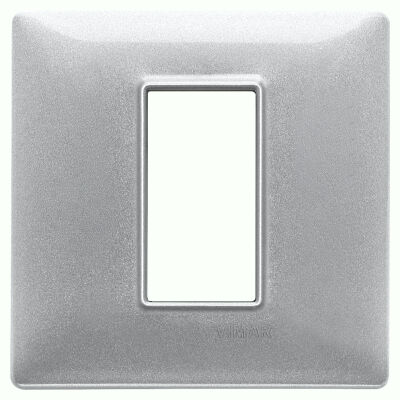 Plana - Placa metálica de 1 plaza en color plata metalizado