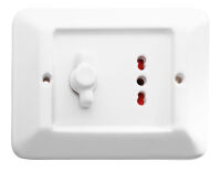 Delux - placca in porcellana con pulsante rotativo e presa bipasso bianco